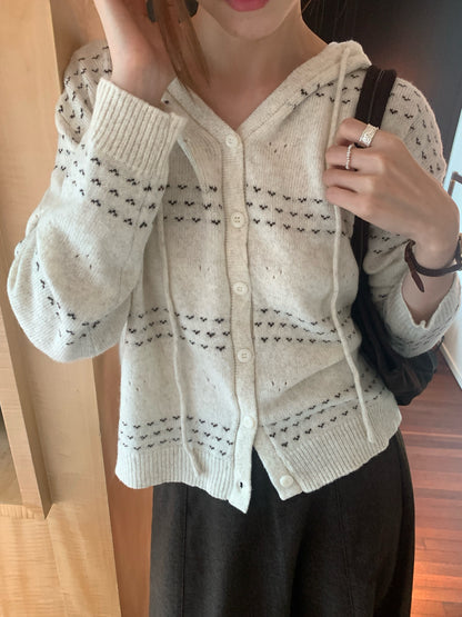 // 心心刺繡鏤空通花連帽CD