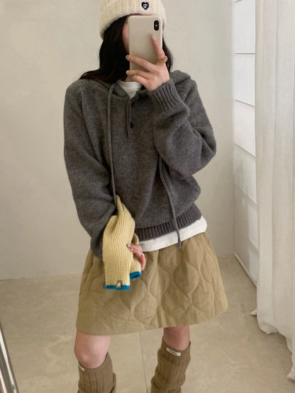 // 鈕扣設計連帽落肩毛衣