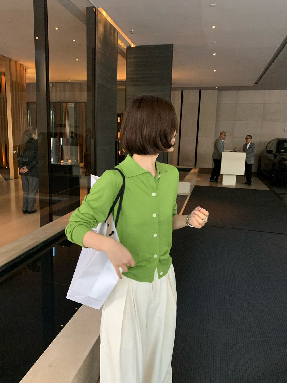 // 簡約風翻領排扣針織上衣