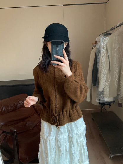 // 復古感麻花包扣綁帶腰毛衣