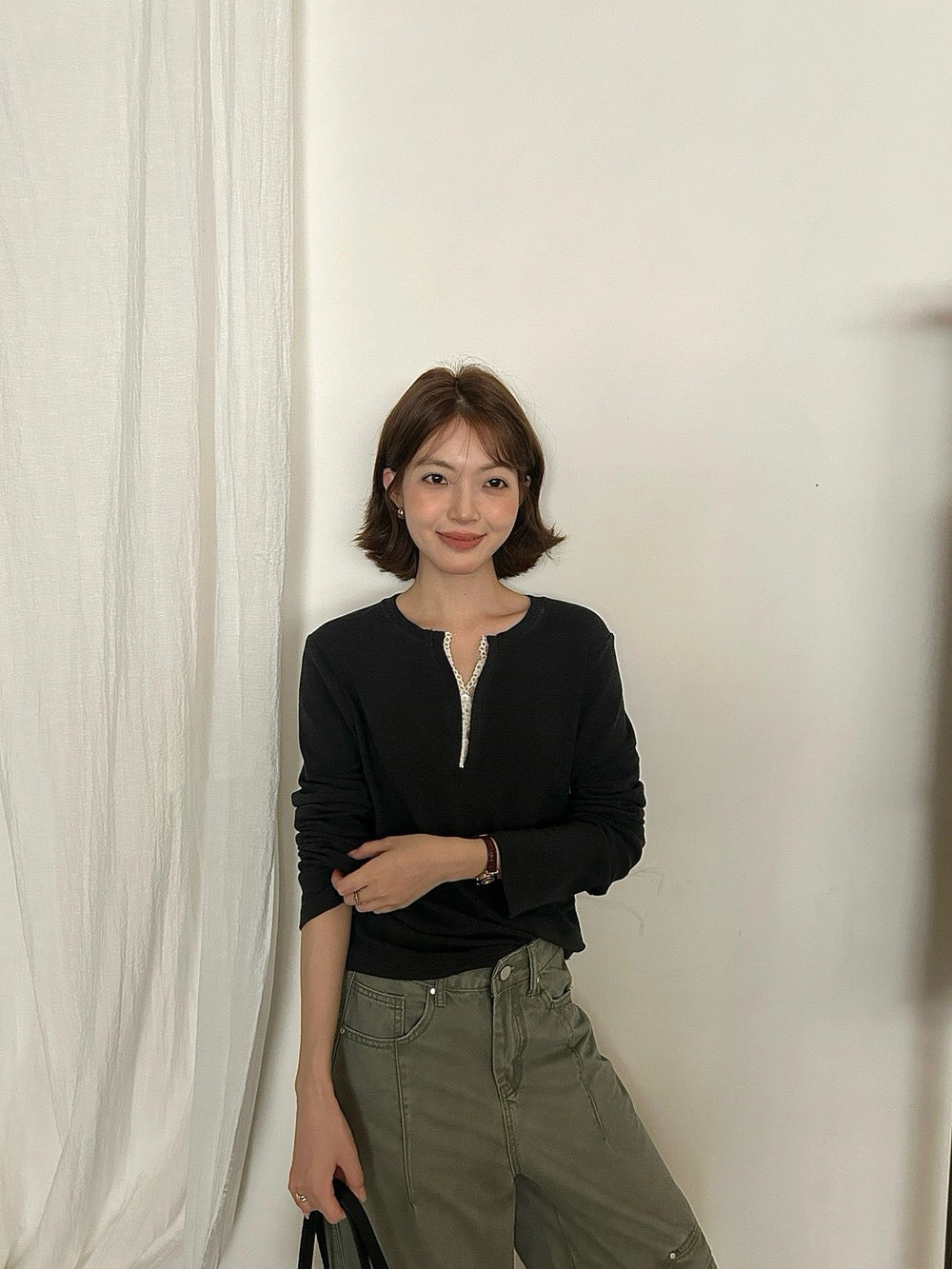 B210 / 拼接lace邊V領側褶褶長袖正肩TEE