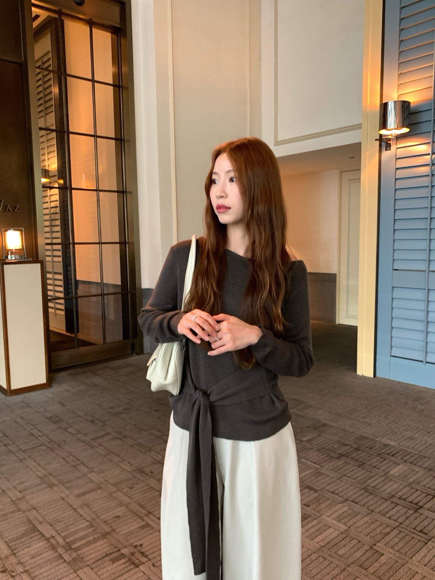 // 高級感可斜肩穿綁帶薄針織上衣