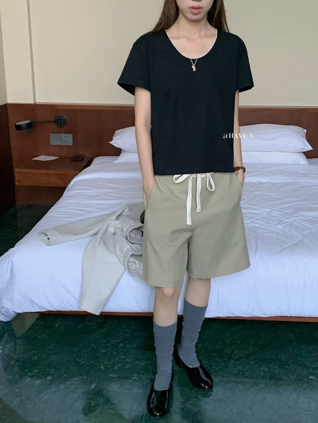 // 基礎U型領口TEE