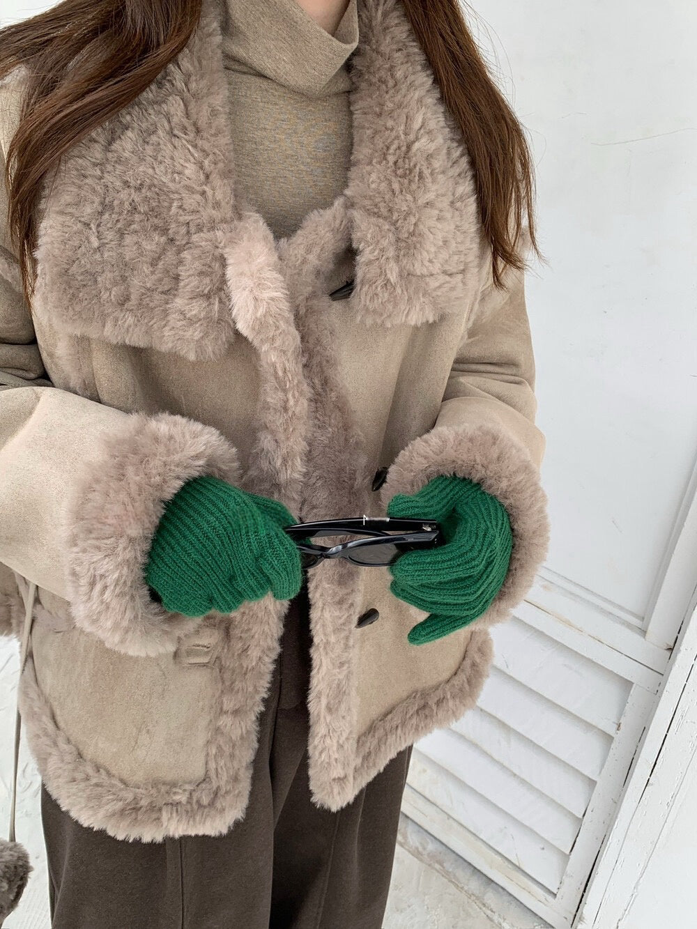 // 皮毛一體麂皮絨牛角鈕外套(連袋仔)