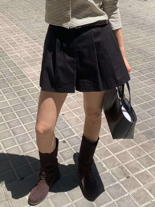 // 闊褲管壓褶遮肉短褲