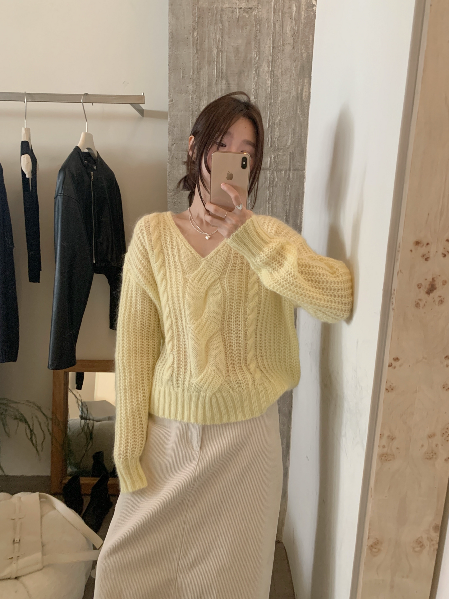 // 馬海毛麻花V領毛衣