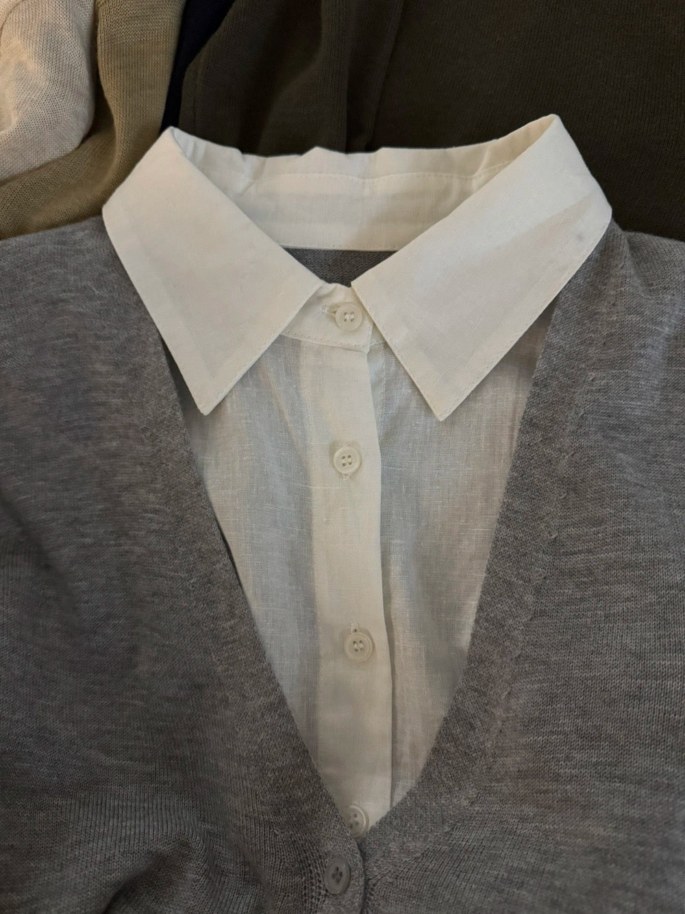 C23 / 拼接恤衫假兩件V領針織外套(10%羊毛)