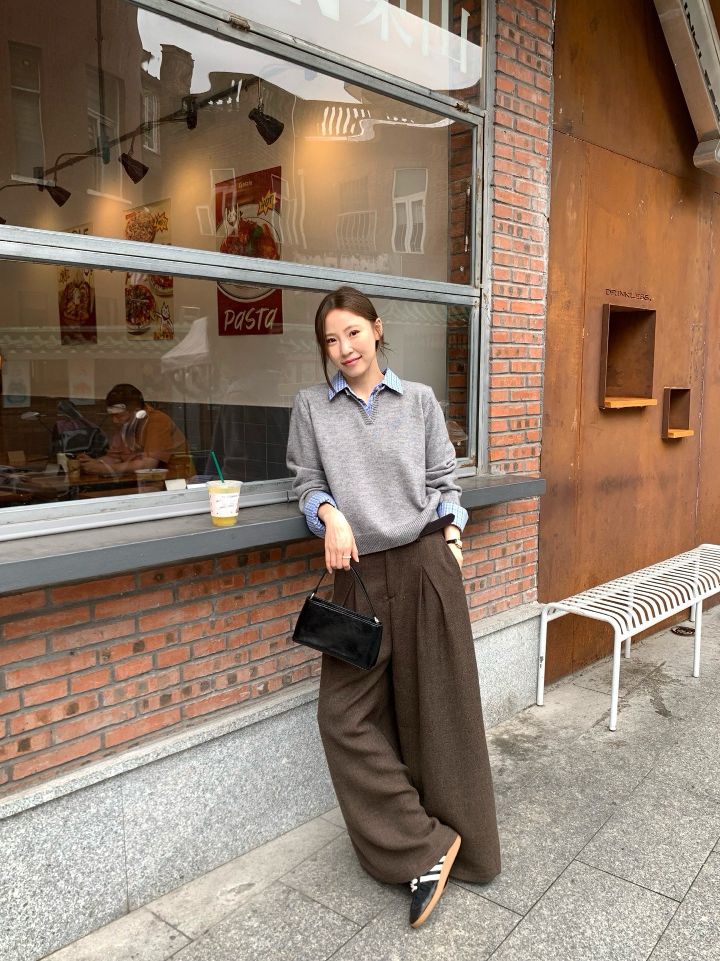 // 壓褶薄毛呢料闊腳西褲(連腰帶)