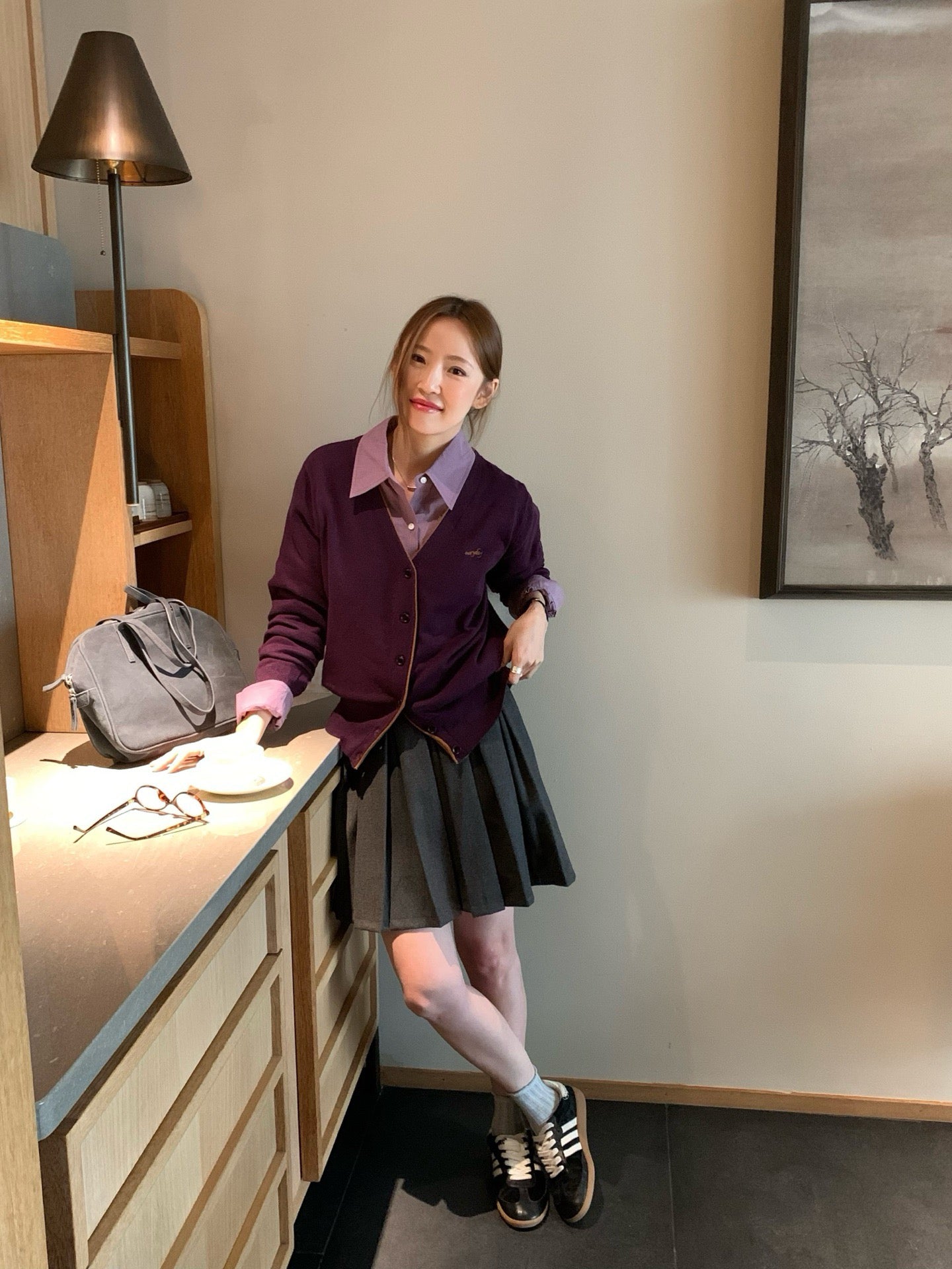 // 撞色邊小刺繡字V領CD