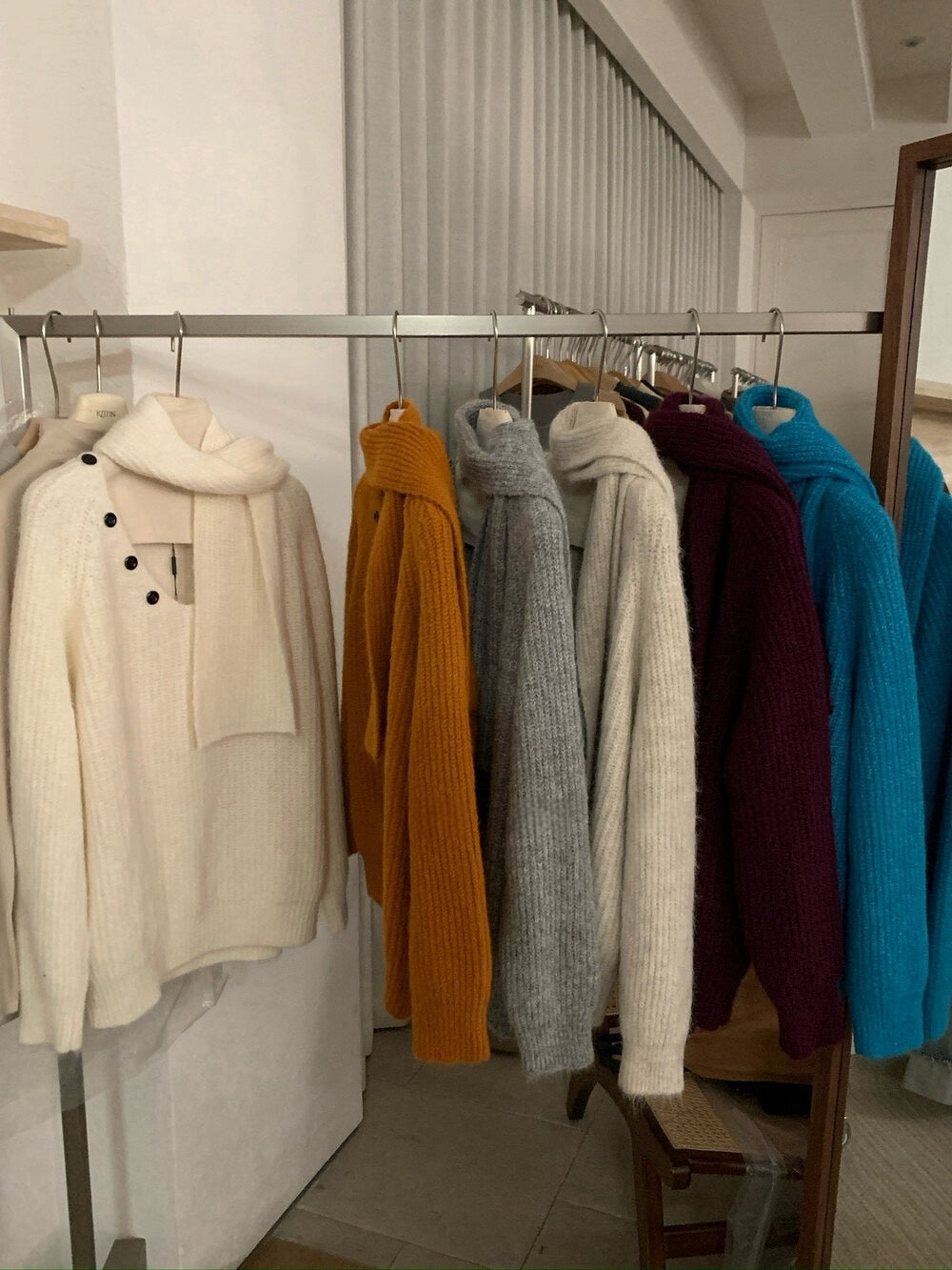 // 慵懶領邊鈕扣設計連頸巾毛衣