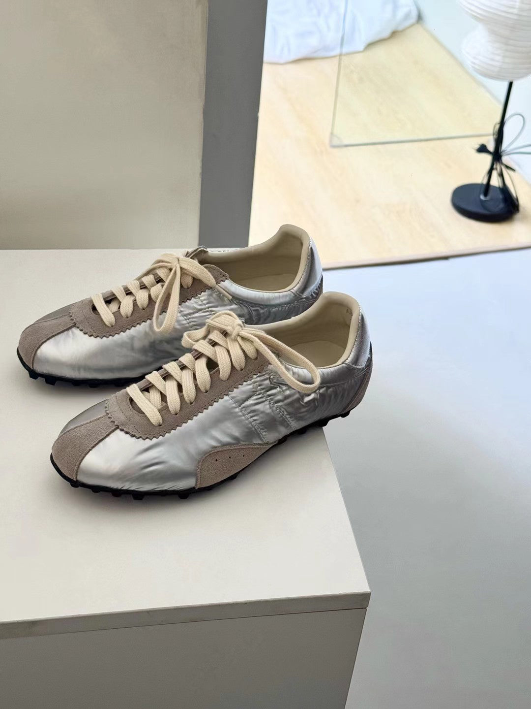 // 拼接材質真皮綁帶運動鞋