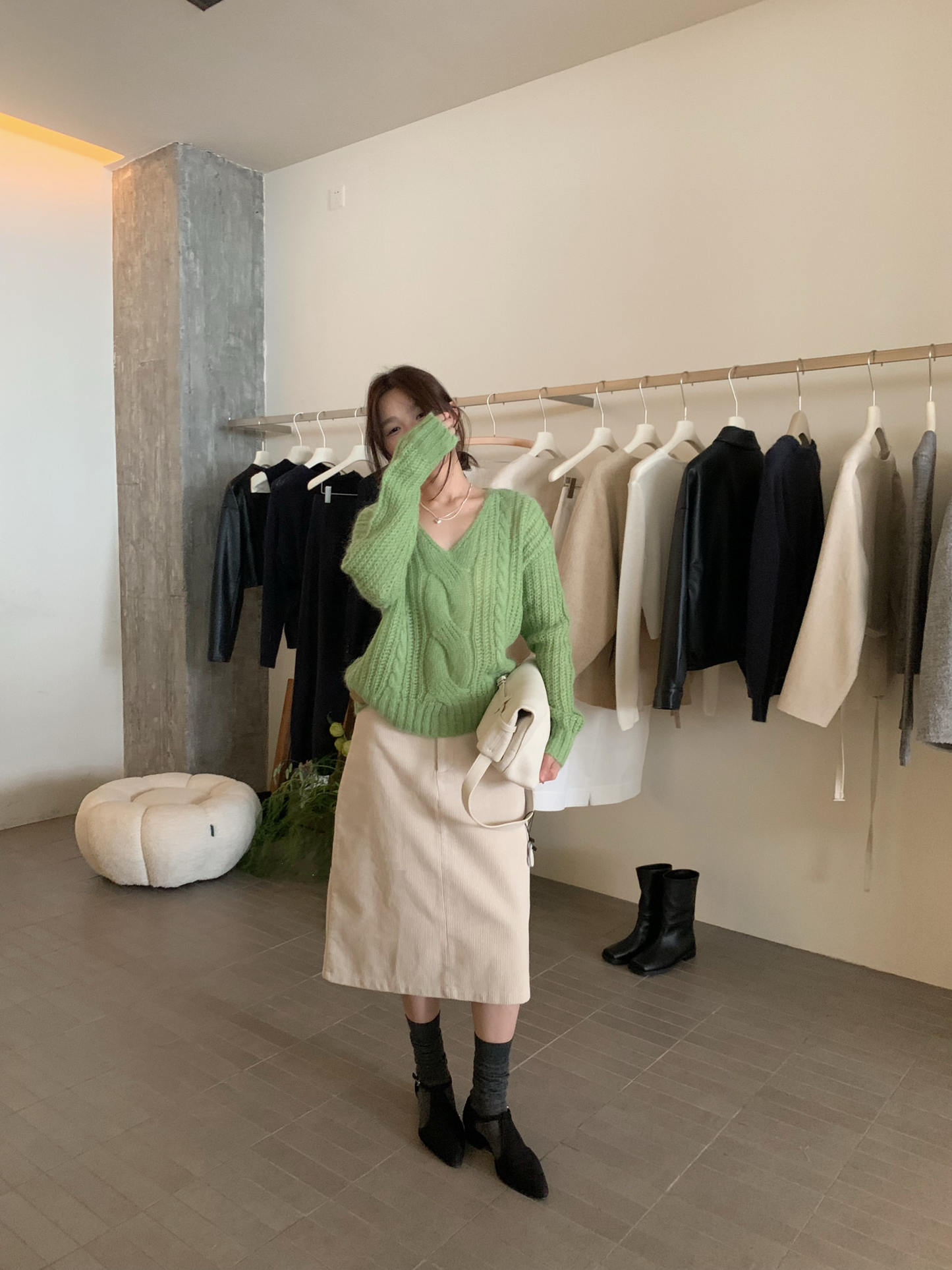 // 馬海毛麻花V領毛衣