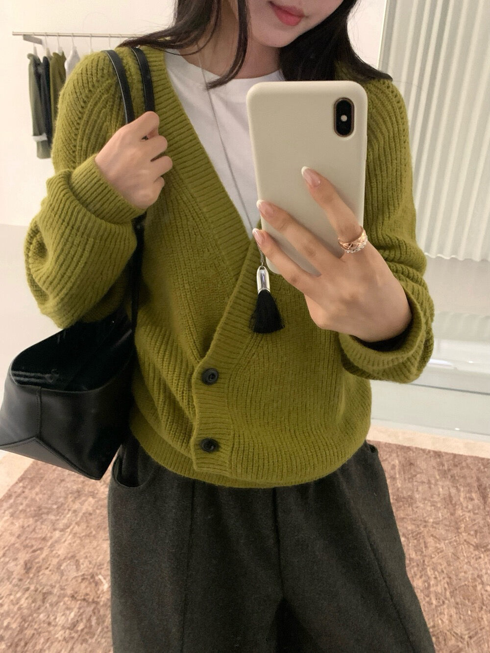 // 設計感交叉側鈕扣深V毛衣