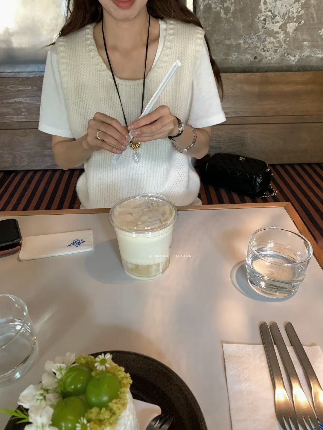 // 慵懶粗針後皮標羊毛背心