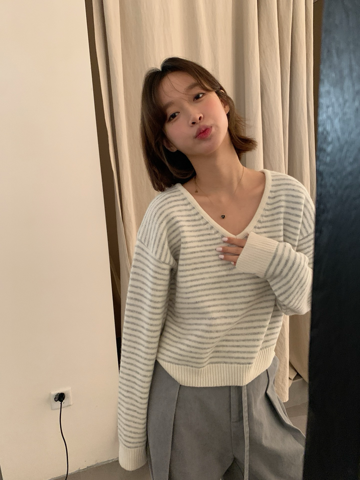 // 超軟糯氛圍感V領幼間條NT