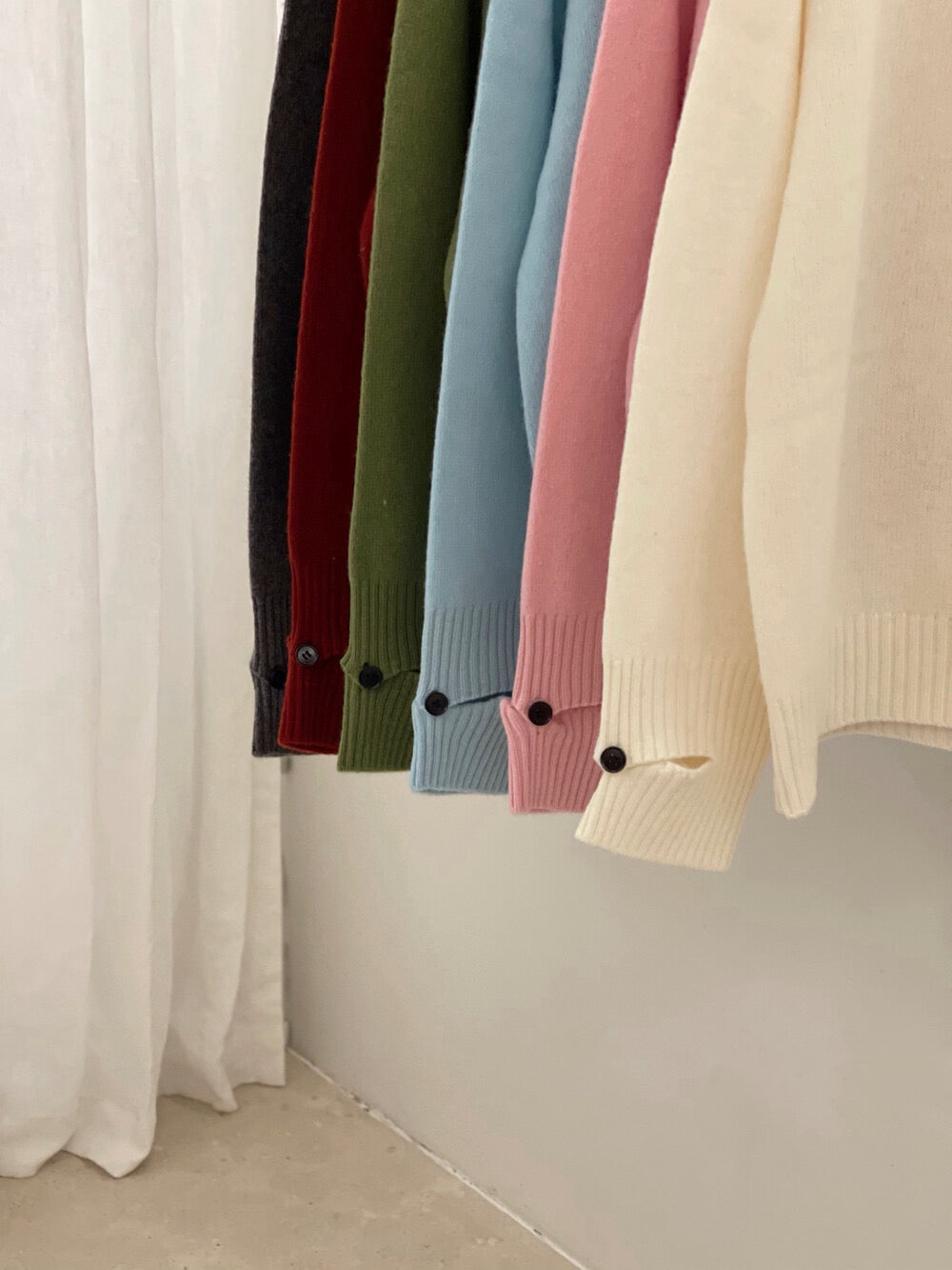 // 100%綿羊毛鈕扣可立領+設計感袖口毛衣