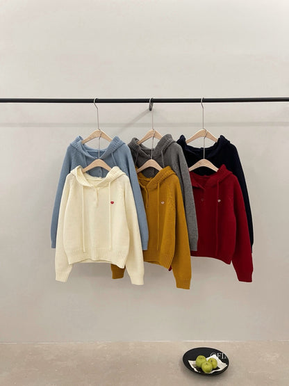 // 精緻花邊帽心心金屬貼牌毛衣