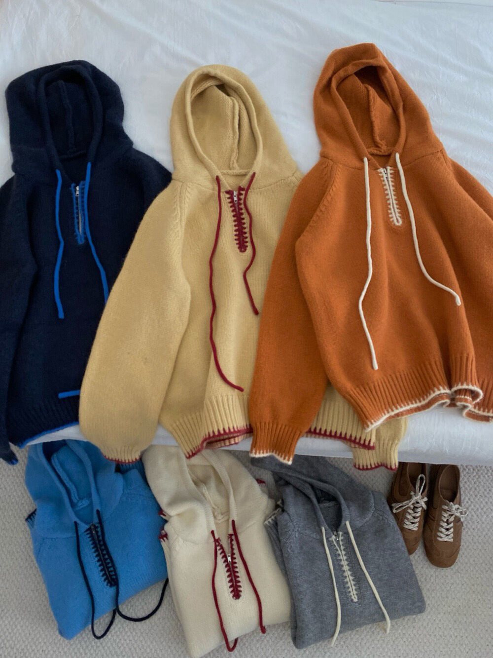 // 撞色半拉鍊連帽軟糯毛衣