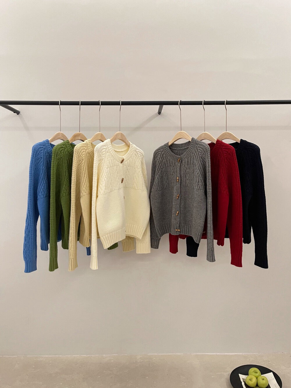 // 復古木鈕半麻花圓領CD