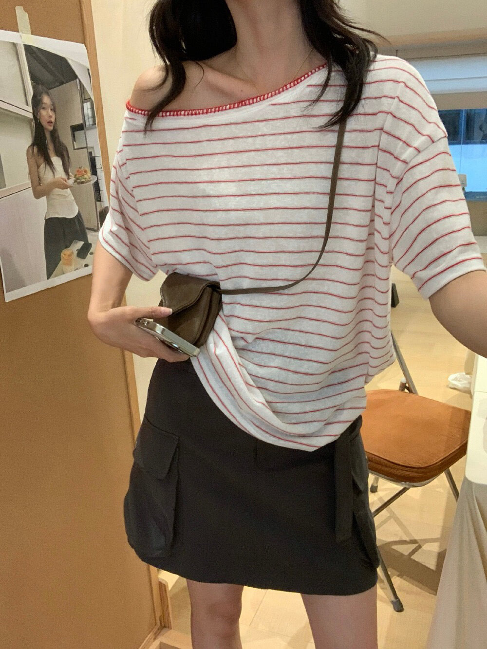// 撞色鎖邊縫線斜領間條TEE