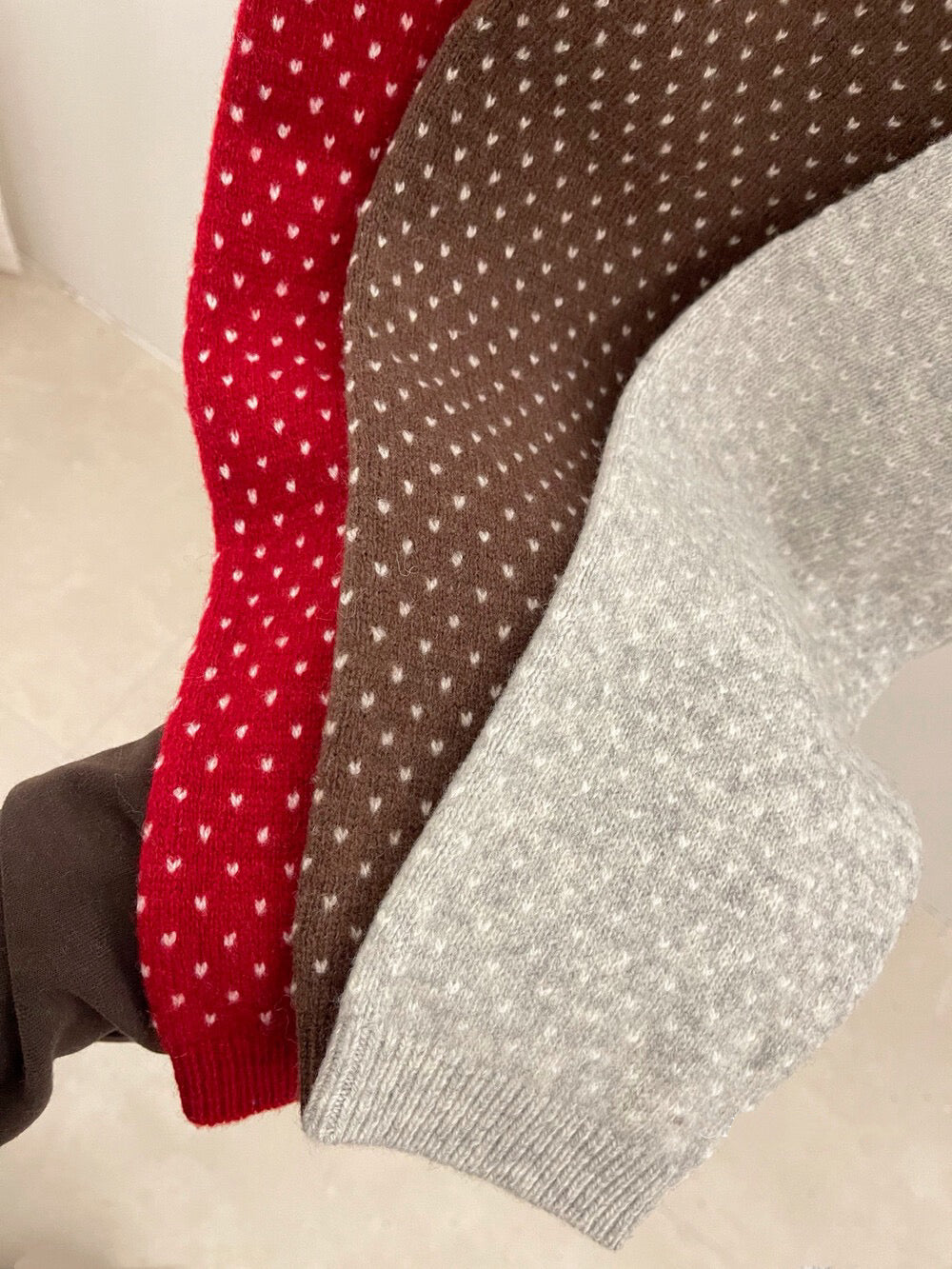 // 100%綿羊毛小心心點點撞色翻領NT