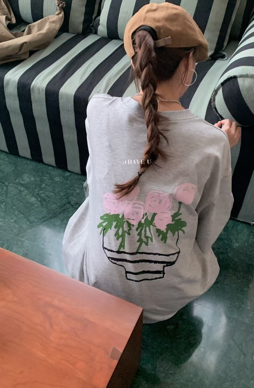 // 背後玫瑰圖案寬鬆TEE