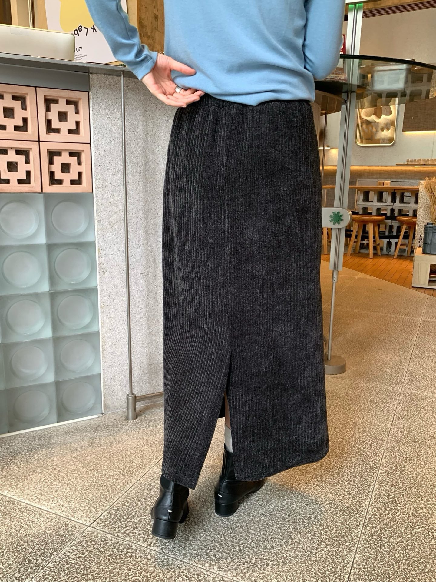 // 復古簡約直紋燈芯絨後開叉中裙