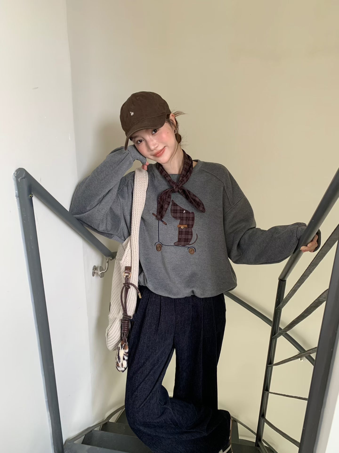 // 滑板小狗連絲巾衛衣