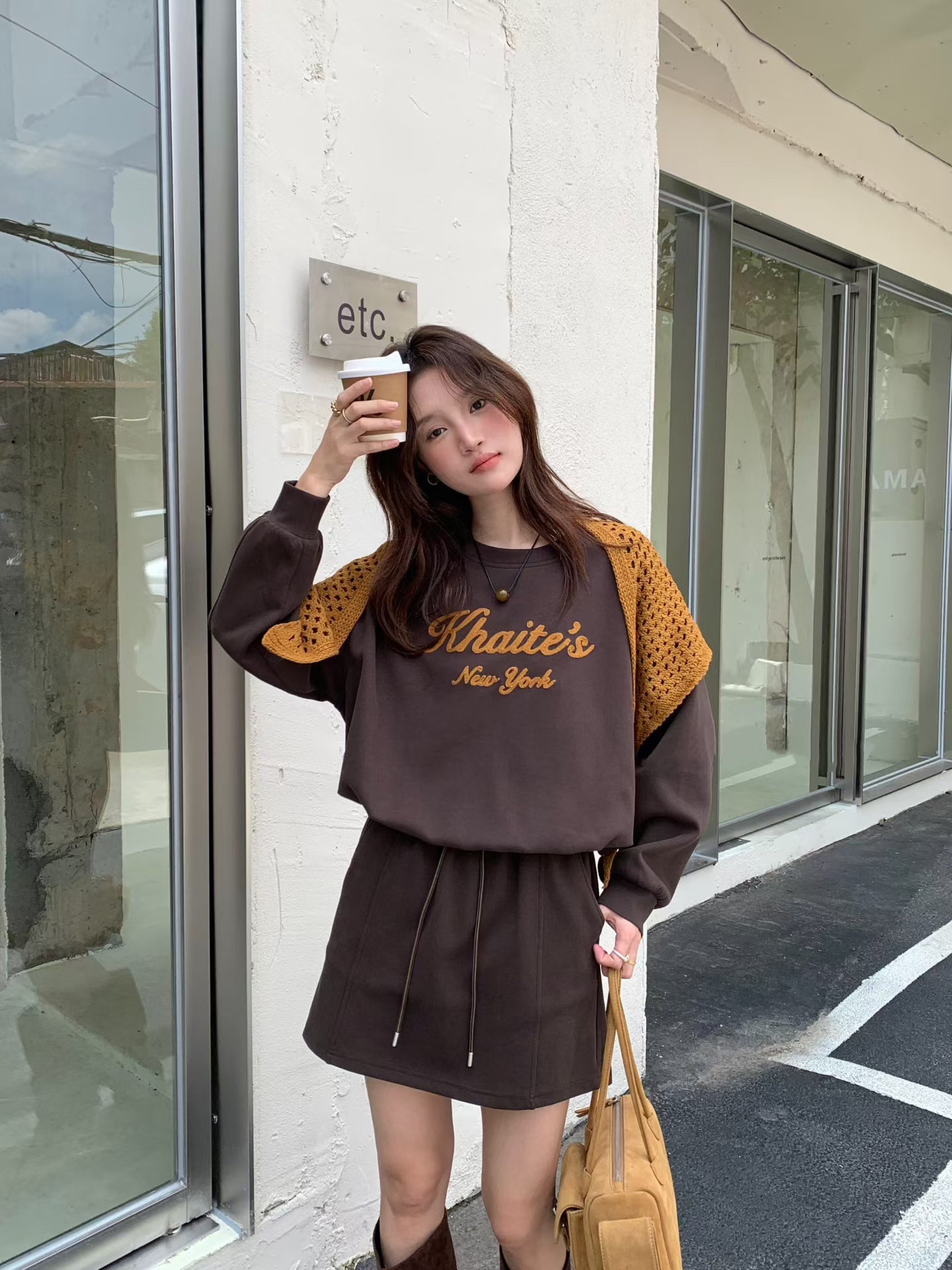 // 超美刺繡字衛衣+抽繩短裙兩件套(連針織披肩)￼