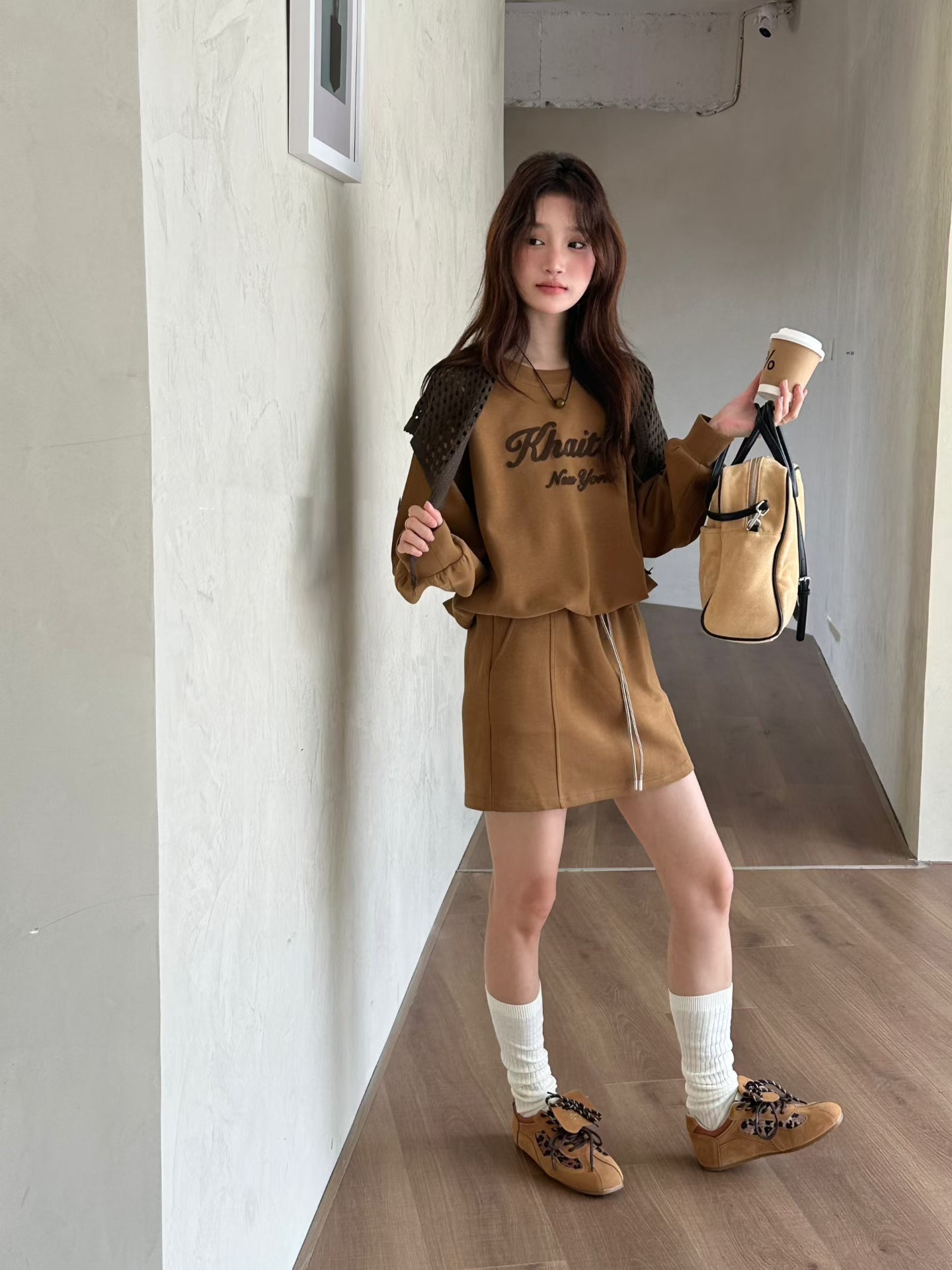 // 超美刺繡字衛衣+抽繩短裙兩件套(連針織披肩)￼