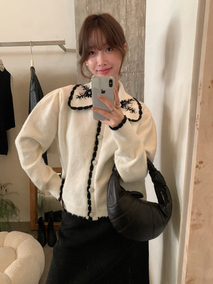 // 撞色包邊+刺繡花翻領珍珠鈕CD