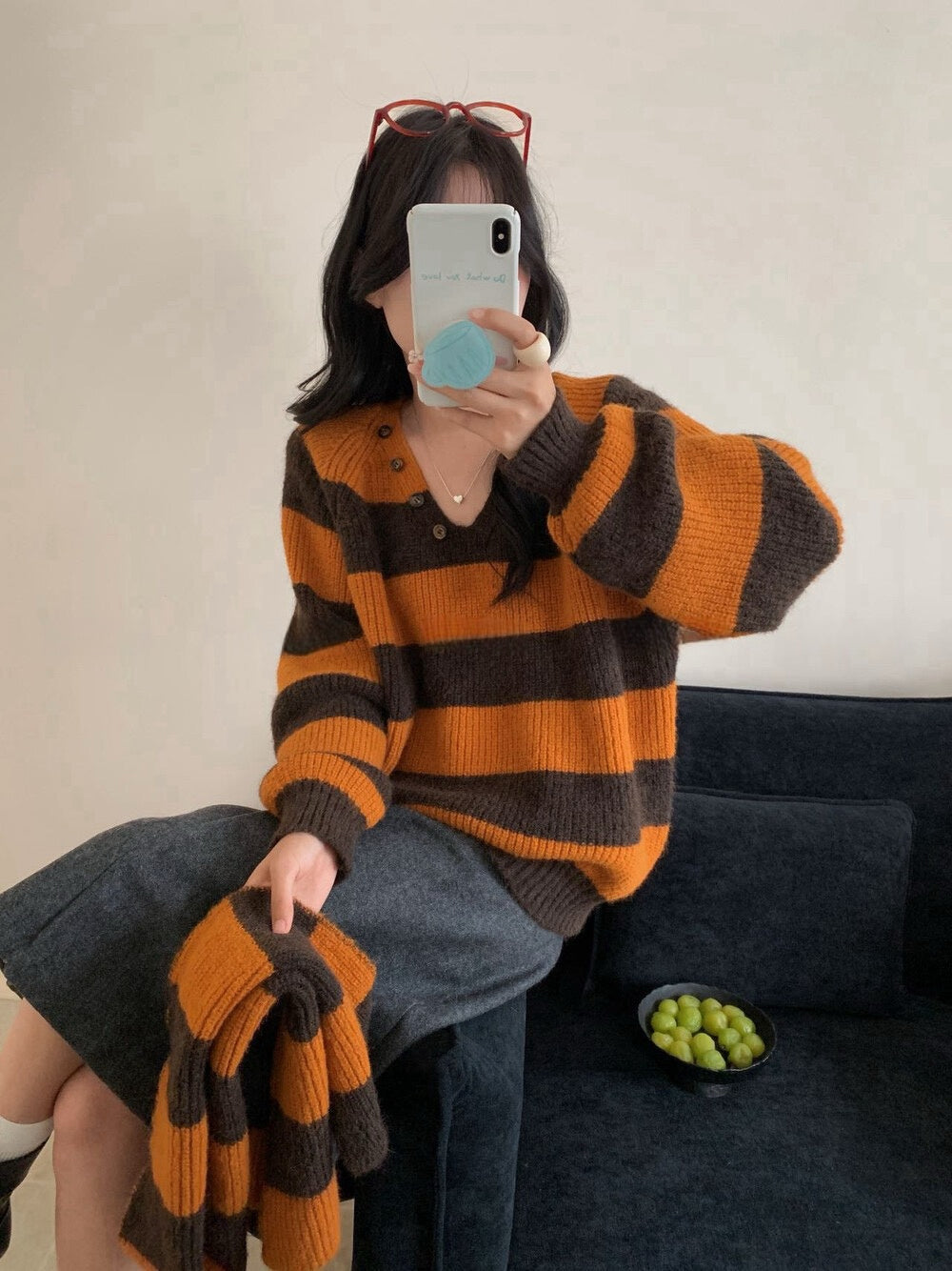 // 連可拆頸巾粗間條鈕扣V領毛衣