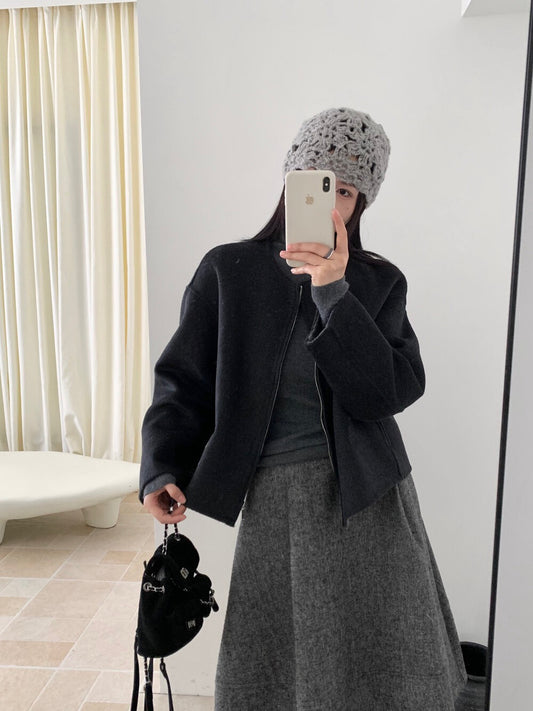 // 100%羊毛內撞色簡約圓領拉鍊手工外套