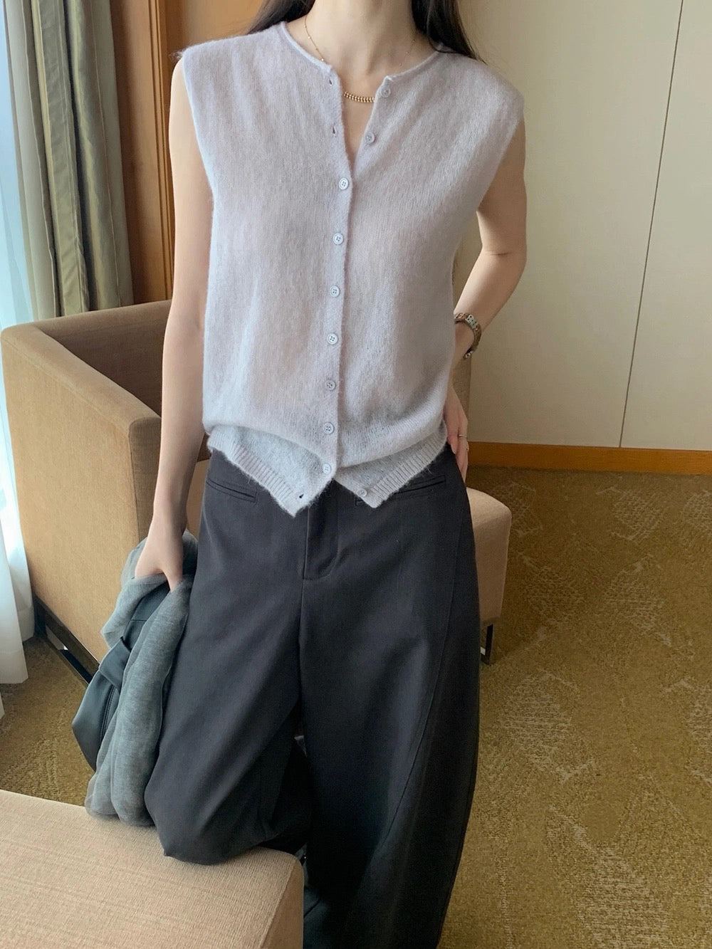 B79 / 微透膚薄款排扣羊毛背心(46%wool)