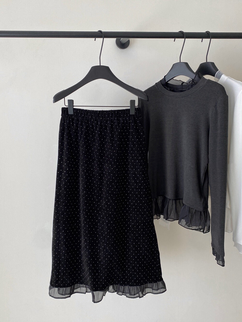 // 拼接花邊紗腳波點絲絨裙￼