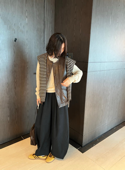 // 超帥圓領口袋彷皮背心外套