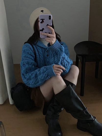 // 30%羊毛紋理感麻花鈕扣翻領毛衣