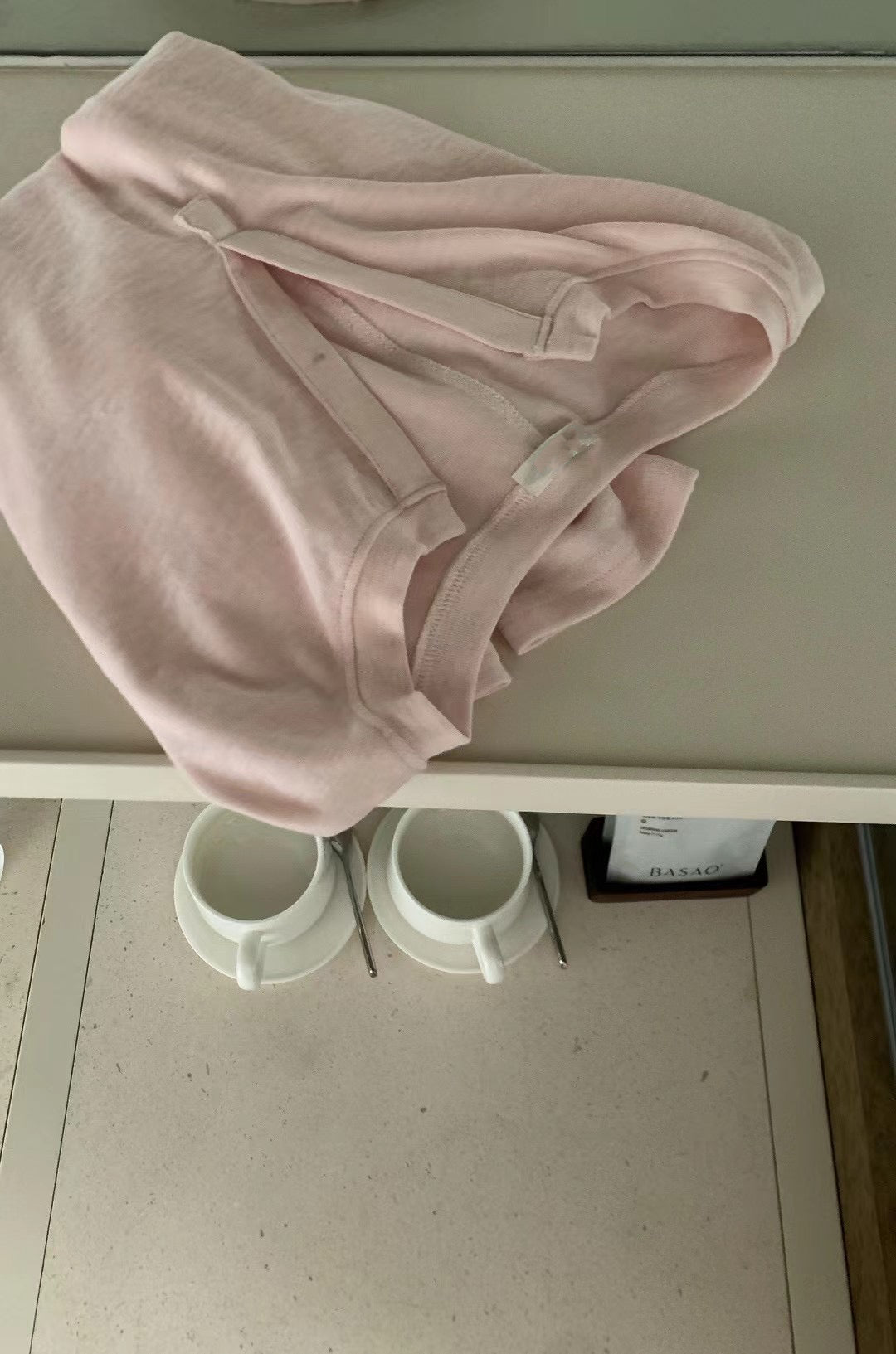 // 軟糯垂感小V領高質TEE