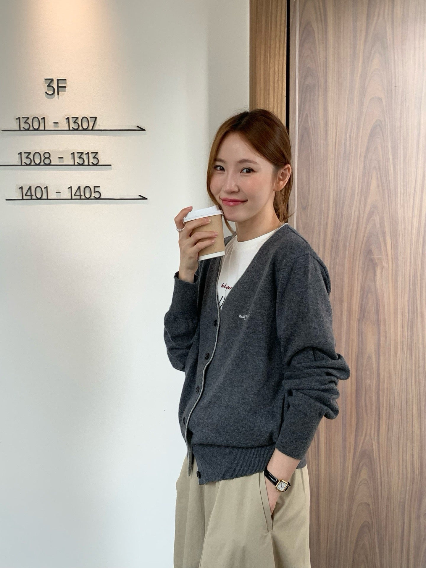 // 撞色邊小刺繡字V領CD