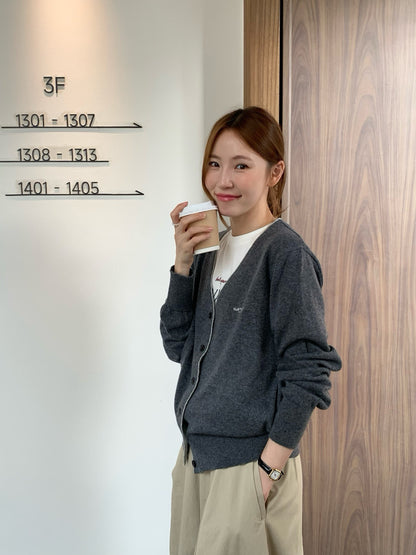 // 撞色邊小刺繡字V領CD