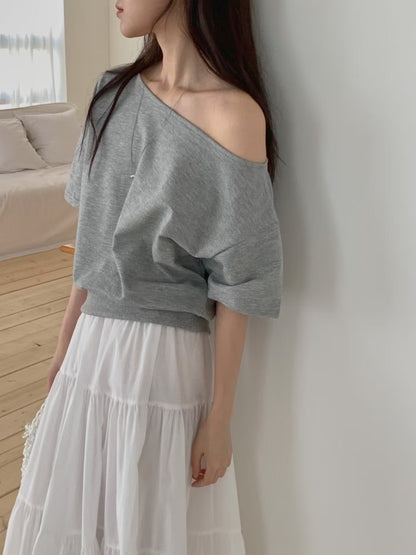 // 又帥又有點小性感的斜肩短袖TEE