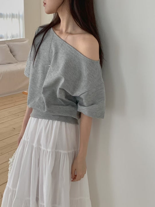 // 又帥又有點小性感的斜肩短袖TEE
