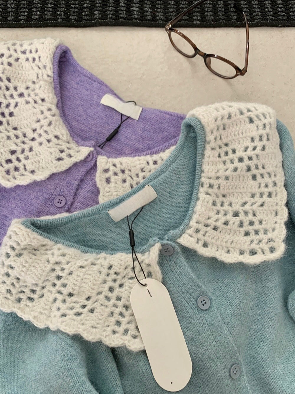 // 拼接鈎花針織翻領排扣毛衣