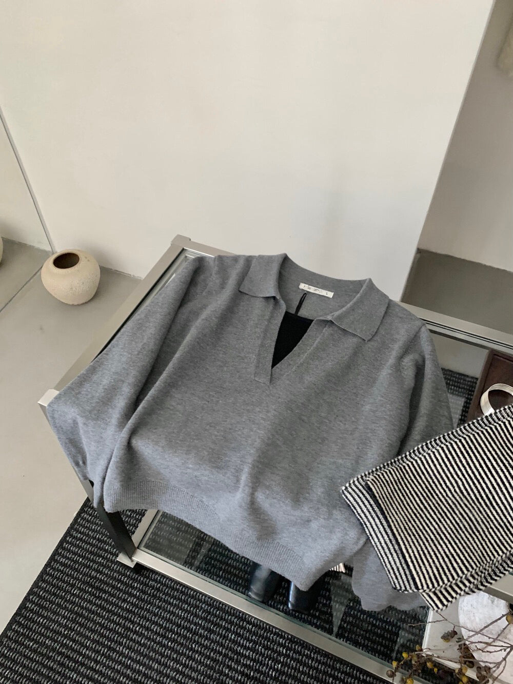 // 自帶造型假兩件小v翻領NT