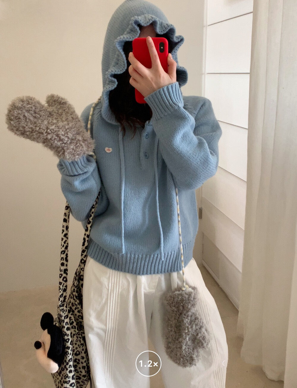 // 精緻花邊帽心心金屬貼牌毛衣