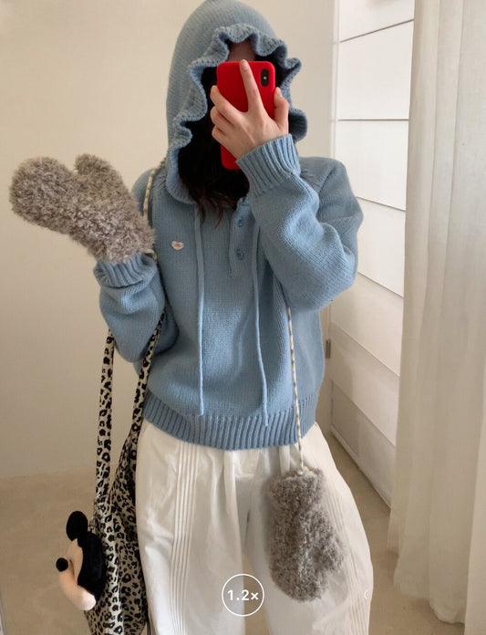 // 精緻花邊帽心心金屬貼牌毛衣