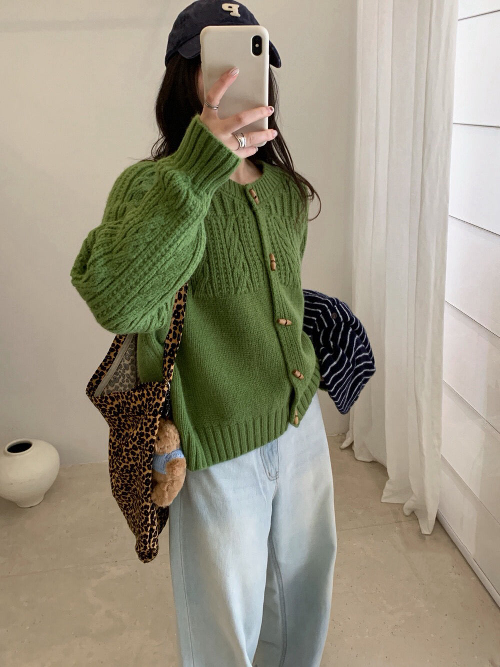 // 復古木鈕半麻花圓領CD