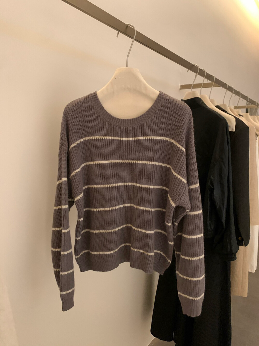 // 簡約慵懶感間條毛衣