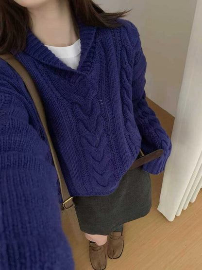 // 粗棒針麻花翻領短款毛衣