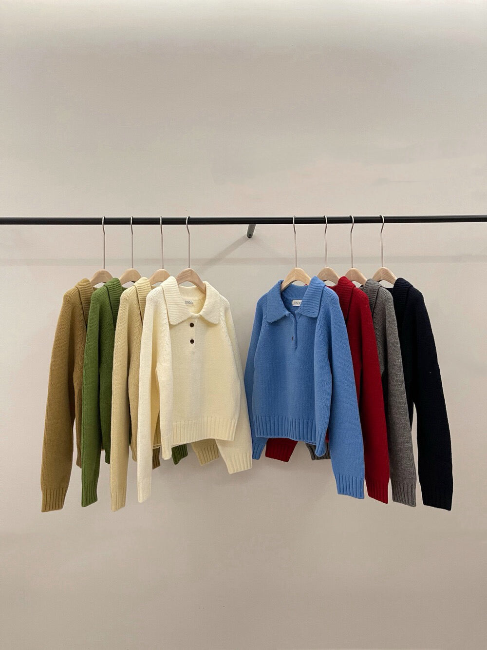 // 超韓領鈕扣粗坑紋翻領毛衣